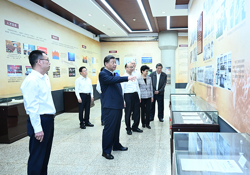 9月6日至8日，中共中央總書記、國家主席、中央軍委主席習近平在黑龍江考察。這是7日上午，習近平在哈爾濱工程大學哈軍工紀念館考察。