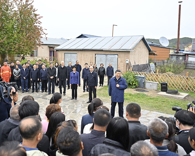 9月6日至8日，中共中央總書記、國家主席、中央軍委主席習近平在黑龍江考察。這是6日下午，習近平在大興安嶺地區(qū)漠河市北極村考察時，同當?shù)厝罕娪H切交流。