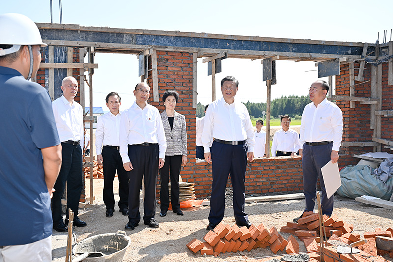 9月6日至8日，中共中央總書記、國家主席、中央軍委主席習近平在黑龍江考察。這是7日上午，習近平在遭受洪澇災害的哈爾濱尚志市老街基鄉(xiāng)龍王廟村，察看水毀房屋重建情況。